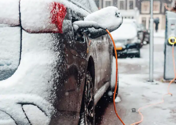Sobrevivir en días de nieve repentina con tu coche eléctrico: todo lo que debes saber sobre su cuidado y conducción