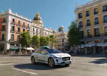 Un nuevo informe revela cómo la conducción autónoma eliminará los atascos fantasma logrando un ahorro energético masivo en las carreteras españolas