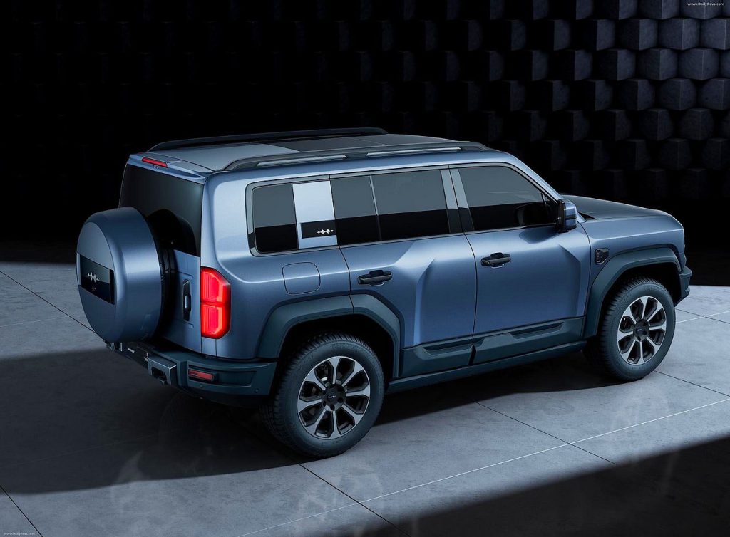 El equipamiento del Denza B5 incluye suspensión hidráulica elevable y triple pantalla en el salpicadero, posicionándose en el rango de los 70.000 euros para competir con los grandes del sector.