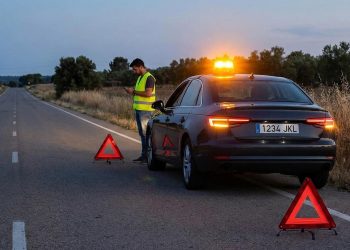 La normativa de la baliza V16 cambia en el último momento de 2025 para evitar castigos por usar los antiguos triángulos en carretera