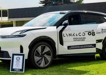 El Lynk & Co 08 demuestra que los enchufables sirven para todo tras completar una prueba de resistencia validada oficialmente por Guinness World Records.