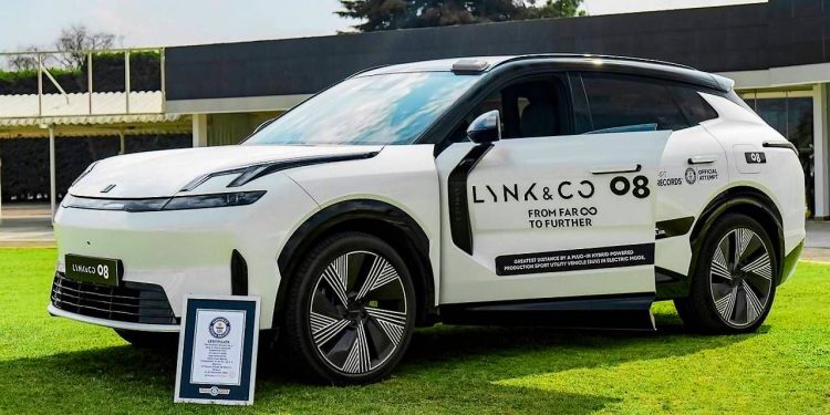 El Lynk & Co 08 demuestra que los enchufables sirven para todo tras completar una prueba de resistencia validada oficialmente por Guinness World Records.