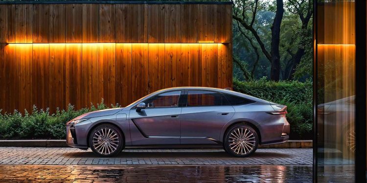 El nuevo Lexus ES eléctrico llegará a las carreteras españolas durante la primavera de 2026.