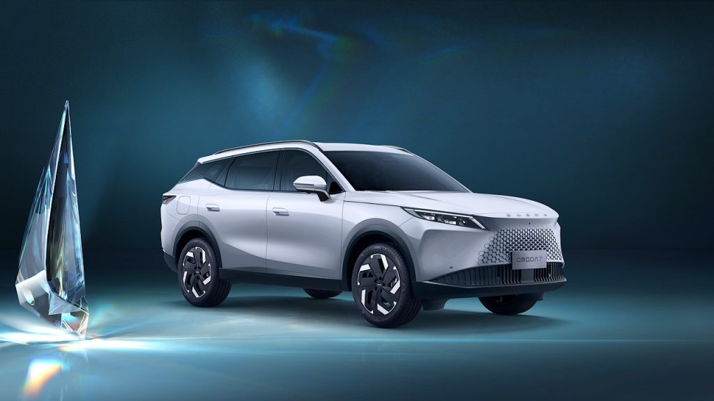 El Omoda 7 SHS sorprende por combinar un motor de gasolina y dos eléctricos para entregar 279 CV y superar los 90 km en modo cero emisiones.