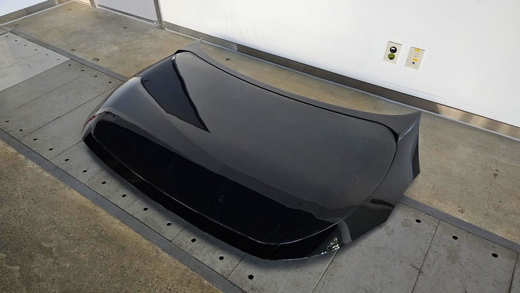 La empresa Solarstic presenta una tecnología capaz de generar electricidad desde el capó y el techo del coche sin alterar el diseño, permitiendo recargar la batería mientras conduces o aparcas