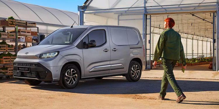 En la cima del listado de matriculaciones de furgonetas eléctricas 2026 se sitúa la Toyota Proace City Electric