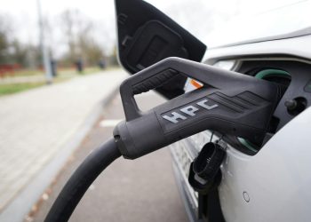 La red de recarga pública de coches eléctricos en España alcanza los 49.450 puntos en febrero