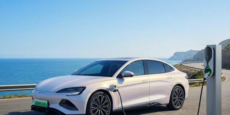 El nuevo híbrido enchufable de BYD permitirá viajar distancias largas sin gastar combustible gracias a su batería de 40 kWh