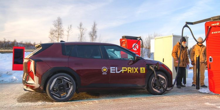 El Kia EV4 demuestra una resistencia sorprendente al frío extremo logrando recorrer casi cuatrocientos kilómetros bajo cero sin apenas despeinarse.