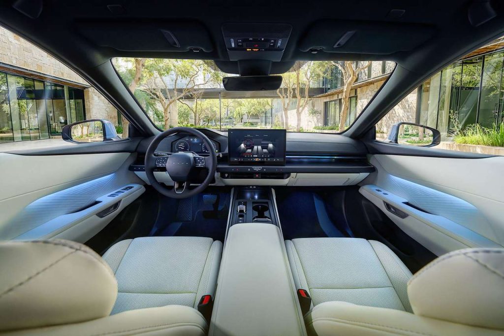 El nuevo Lexus ES eléctrico llama la atención por su estilo aerodinámico y por el uso de controles ocultos en el salpicadero.