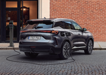 Ebro s700 PHEV vs Jaecoo 7 SHS, cuando los detalles cuentan: enfrentamos a dos primos en el segmento SUV