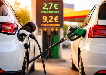 La gasolina encarece cada trayecto y abre el debate sobre si conviene cambiar a un coche eléctrico o híbrido enchufable.