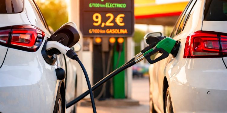 La gasolina encarece cada trayecto y abre el debate sobre si conviene cambiar a un coche eléctrico o híbrido enchufable.