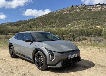 Lateral del KIA EV4 Fastback GT-Line en color gris