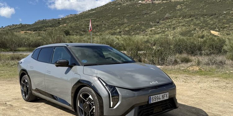 Lateral del KIA EV4 Fastback GT-Line en color gris