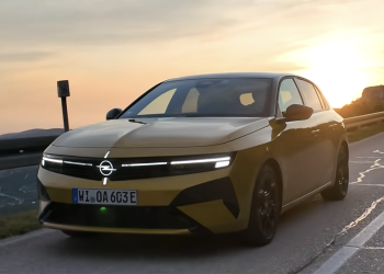 Nuevo Opel Astra de noche