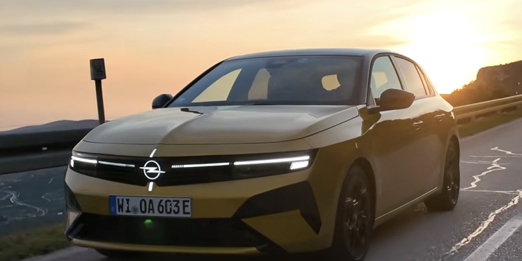 Nuevo Opel Astra de noche