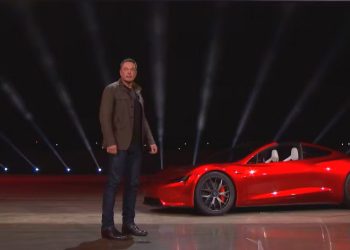 La llegada del Tesla Roadster genera dudas por coincidir su fecha con el Día de los Inocentes en EE.UU., aunque el registro de nuevas patentes oficiales sugiere que el lanzamiento es inminente.
