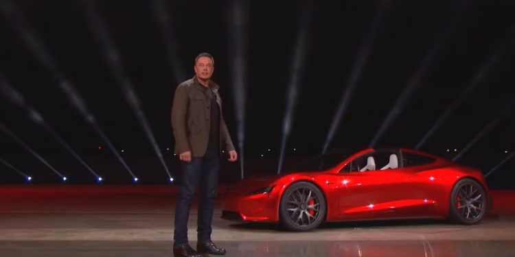 La llegada del Tesla Roadster genera dudas por coincidir su fecha con el Día de los Inocentes en EE.UU., aunque el registro de nuevas patentes oficiales sugiere que el lanzamiento es inminente.