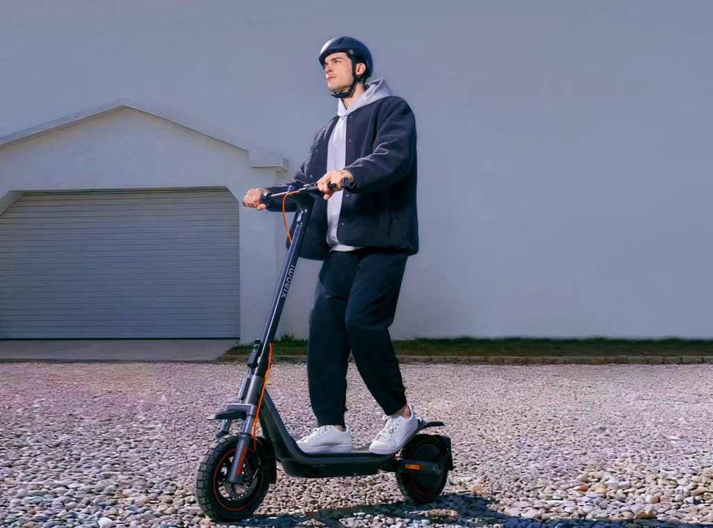 El Xiaomi Electric Scooter 6 Pro mantiene la fórmula de la marca: buen precio, buena autonomía y conducción segura en un patinete en torno a los 550 euros.
