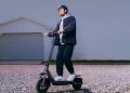 El Xiaomi Electric Scooter 6 Pro mantiene la fórmula de la marca: buen precio, buena autonomía y conducción segura en un patinete en torno a los 550 euros.