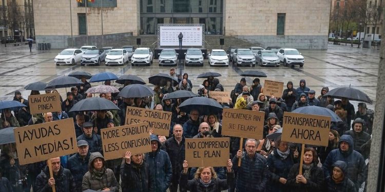 El descontento por las ayudas a la compra de coches eléctricos crece en España, donde siete de cada diez usuarios las ven confusas.