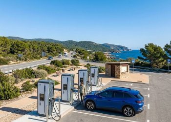 El nuevo listado de cargadores de coches eléctricos analiza la fiabilidad real de los dispositivos para que no te quedes tirado al repostar.