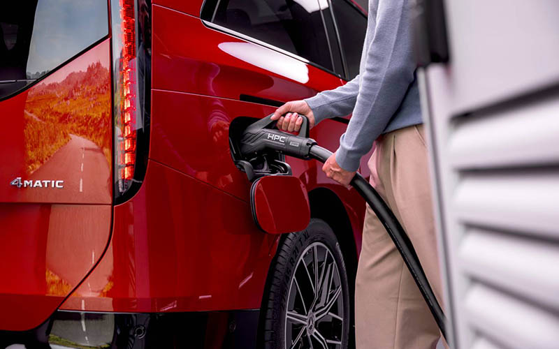 hombre cargando bateria Ayudas Cambia 360