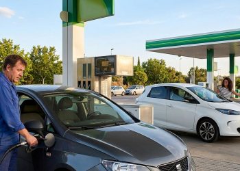 Repostar un coche de combustión podría convertirse en uno de los gastos más duros para los conductores si el petróleo sigue disparándose.