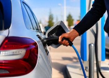 Impuestos coche eléctrico vs gasolina: la diferencia fiscal entre ambos modelos puede ser enorme y cambia la forma en como se entiende el precio real de cada vehículo.