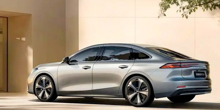 El coche eléctrico Geely Galaxy A7 EV irrumpe con fuerza gracias a su autonomía y a su precio en origen, y en un formato poco habitual en el mercado actual.