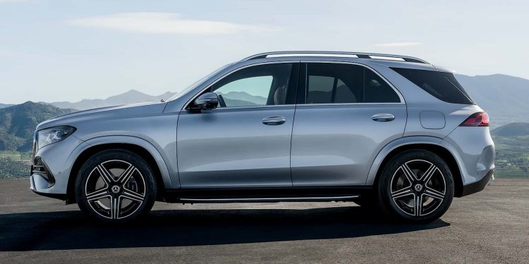 El Mercedes-Benz GLE 2026 estrena mejoras en motores, confort y digitalización. Mantiene versiones híbridas enchufables y refuerza su papel entre los SUV grandes más completos.