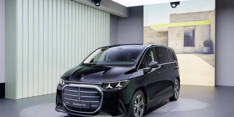 El Mercedes-Benz VLE eléctrico inicia pedidos con más de 800 km de autonomía, interior adaptable y primeras entregas en octubre desde la planta de Vitoria.