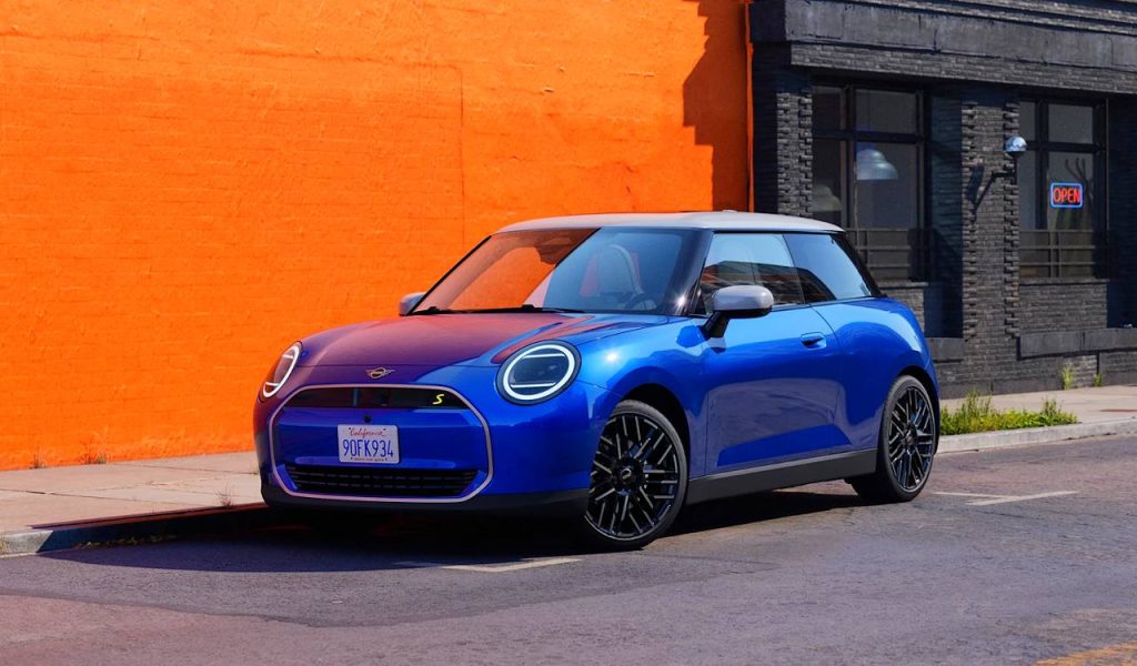 El Renault 4 E-Tech ofrece una gran capacidad de carga frente a la agilidad urbana del Mini Electric.