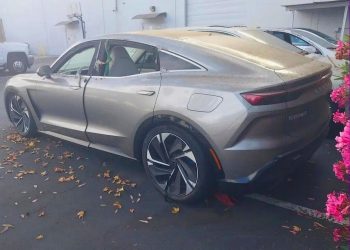 El hallazgo de este SUV eléctrico abandonado en California revela los restos de un proyecto de 136 millones de euros que nunca llegó a los concesionarios estadounidenses por problemas financieros.