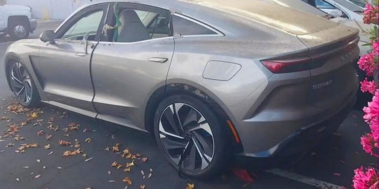 El hallazgo de este SUV eléctrico abandonado en California revela los restos de un proyecto de 136 millones de euros que nunca llegó a los concesionarios estadounidenses por problemas financieros.