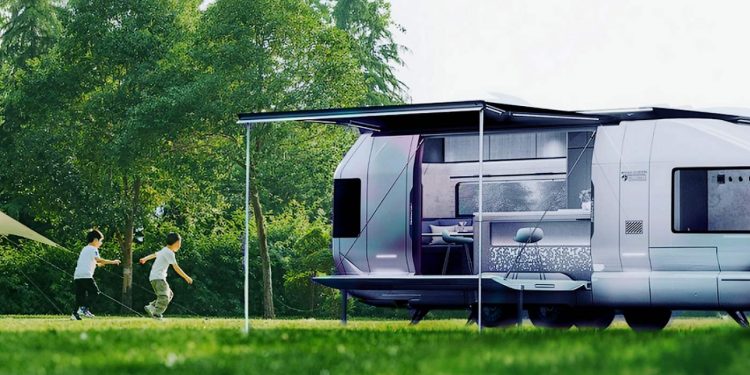 Descubre la nueva autocaravana de Skydream Caravans, con 14 días de autonomía energética y funciones automáticas que simplifican cada desplazamiento.