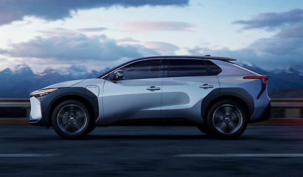 El Toyota bZ3 de la marca japonesa demuestra que el coche eléctrico accesible ya existe, pero aún no se vende en España.