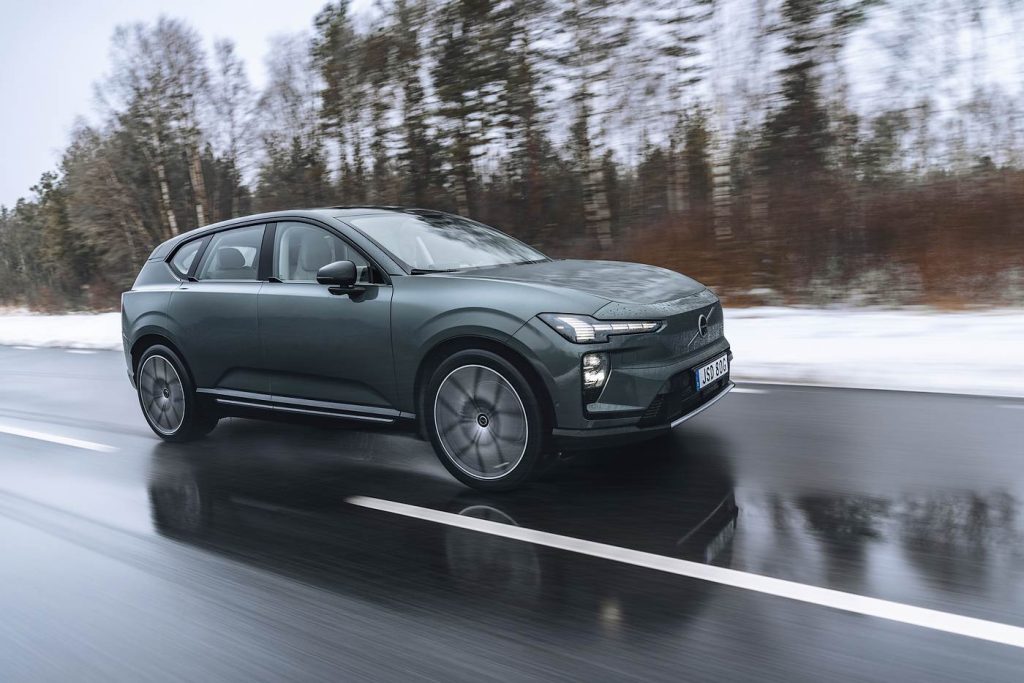 El Volvo EX60 llega ahora con inteligencia artificial, una autonomía destacada y un sistema que evoluciona con el uso real. Un coche que cambia con cada trayecto.