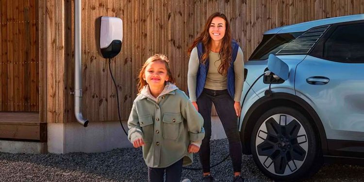 El cargador gratis de Ford llega con Octopus Energy, y consigue eliminar el mayor obstáculo del coche eléctrico: instalar un punto de recarga en casa sin coste ni trámites complejos.