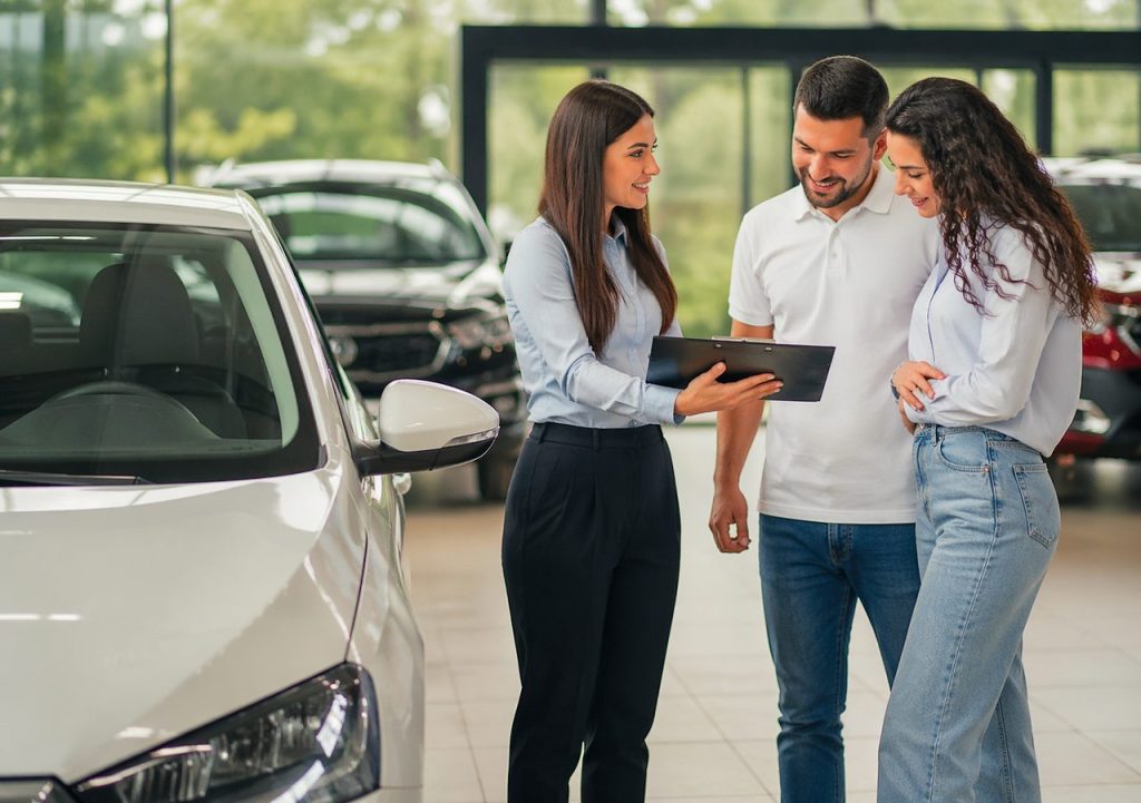 El coche eléctrico ya no sólo afecta a cómo conduces, también altera cada decisión previa a la compra, desde el cálculo de gastos hasta la forma de financiarlo