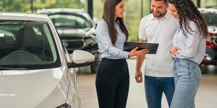 El coche eléctrico ya no sólo afecta a cómo conduces, también altera cada decisión previa a la compra, desde el cálculo de gastos hasta la forma de financiarlo