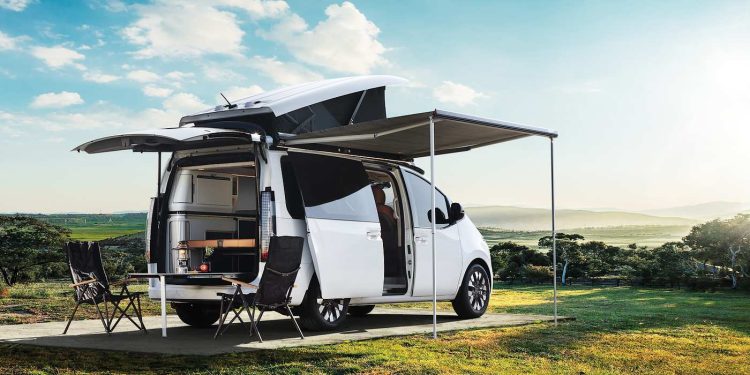 La Hyundai Staria Camper Concept representa la incursión técnica de la firma coreana en el sector del ocio sin emisiones, utilizando una plataforma de 800 voltios.