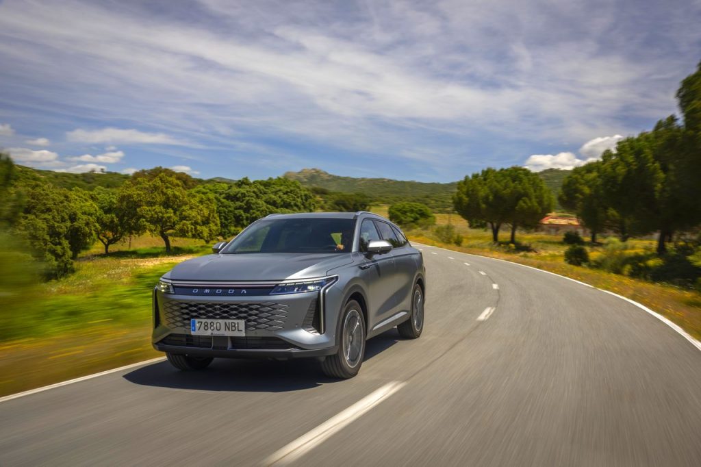 Este SUV de tracción total destaca por entregar 537 CV, logrando un gasto medio homologado de apenas 1,7 litros cada 100 kilómetros recorridos.