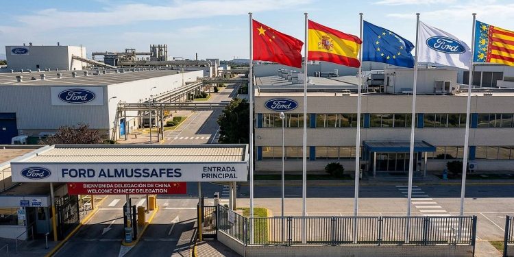 El porvenir industrial de la planta de Ford en la localidad valenciana de Almussafes depende ahora mismo de un pacto con la marca asiática Geely para fabricar nuevos coches eléctricos
