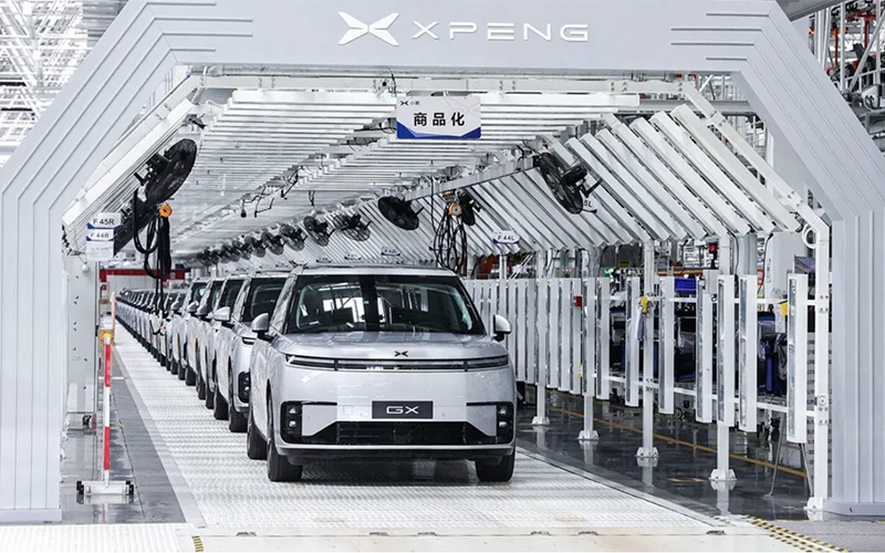 Xpeng Tesla robotaxi linea de montaje