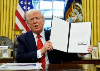 La subida de aranceles para los coches europeos al 25% anunciada por Trump reabre la tensión comercial con la Unión Europea (UE) y pone en riesgo las exportaciones del sector del automóvil.