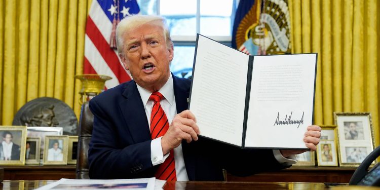La subida de aranceles para los coches europeos al 25% anunciada por Trump reabre la tensión comercial con la Unión Europea (UE) y pone en riesgo las exportaciones del sector del automóvil.