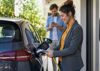 A la batería del coche eléctrico se le puede aplicar la regla 20/80, que alarga su vida útil con una serie de hábitos diarios adecuados.