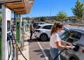 La red de cargadores rápidos en España crecerá con 337 nuevas instalaciones para cubrir los tramos sin servicio, lo que reduce el riesgo en viajes largos con coche eléctrico.
